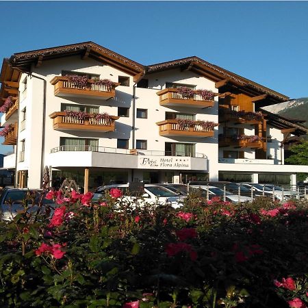 Hotel Flora Alpina กัมปีเตลโลดีฟัสซา ภายนอก รูปภาพ