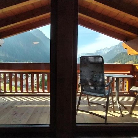 Hotel Flora Alpina กัมปีเตลโลดีฟัสซา ภายนอก รูปภาพ