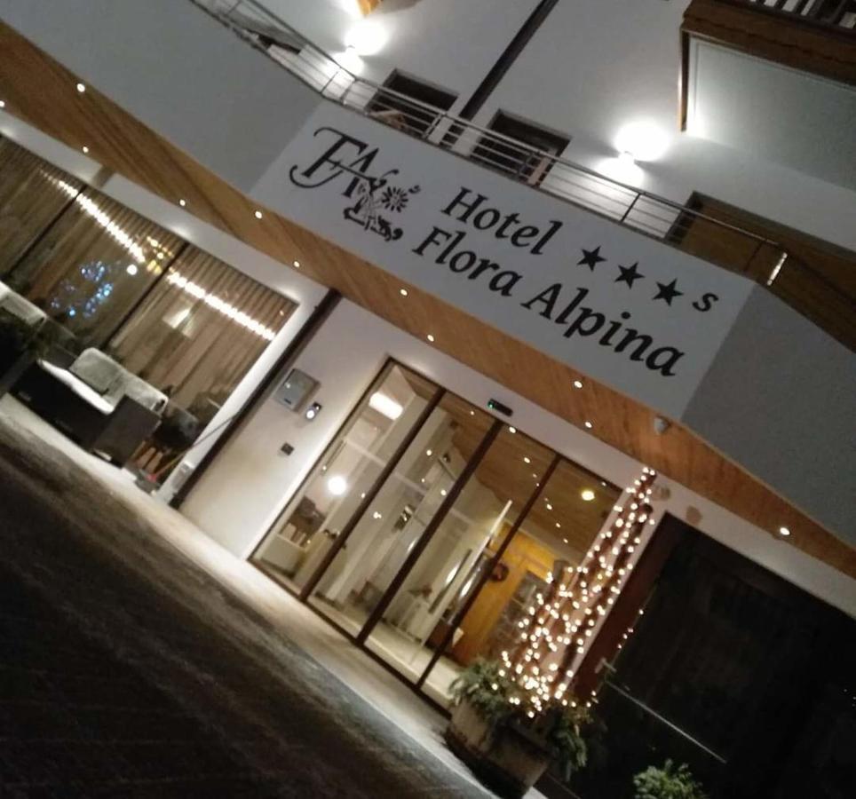 Hotel Flora Alpina กัมปีเตลโลดีฟัสซา ภายนอก รูปภาพ