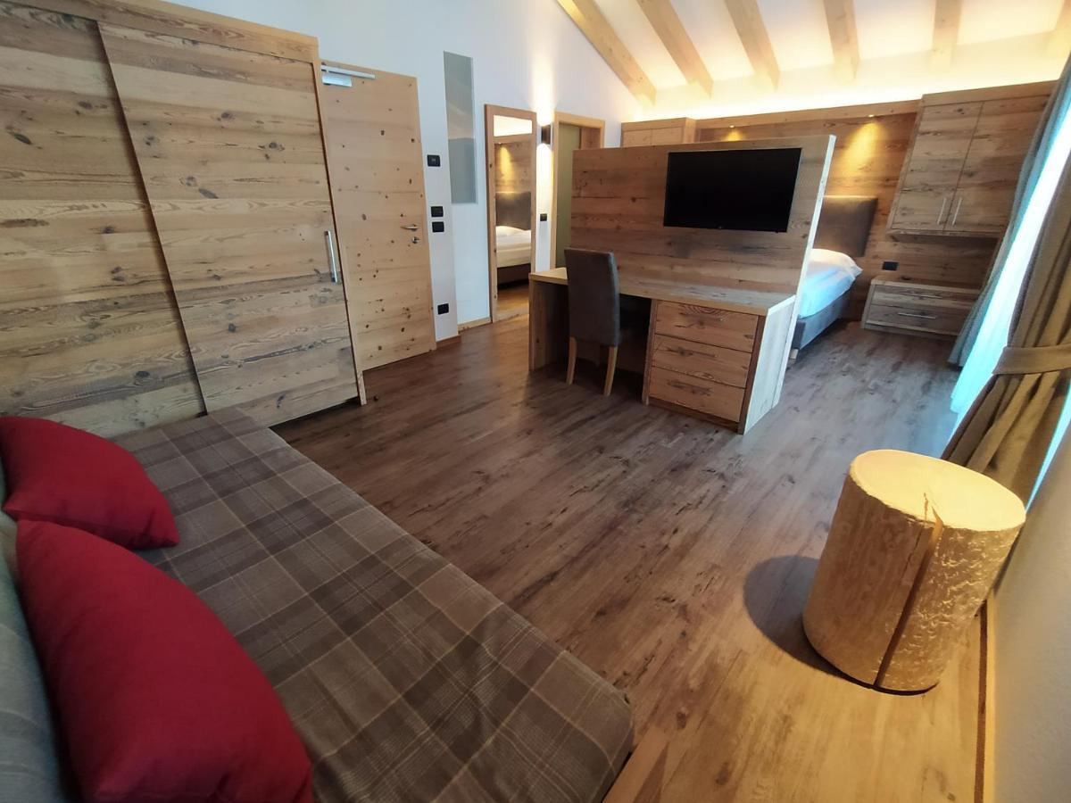 Hotel Flora Alpina กัมปีเตลโลดีฟัสซา ภายนอก รูปภาพ
