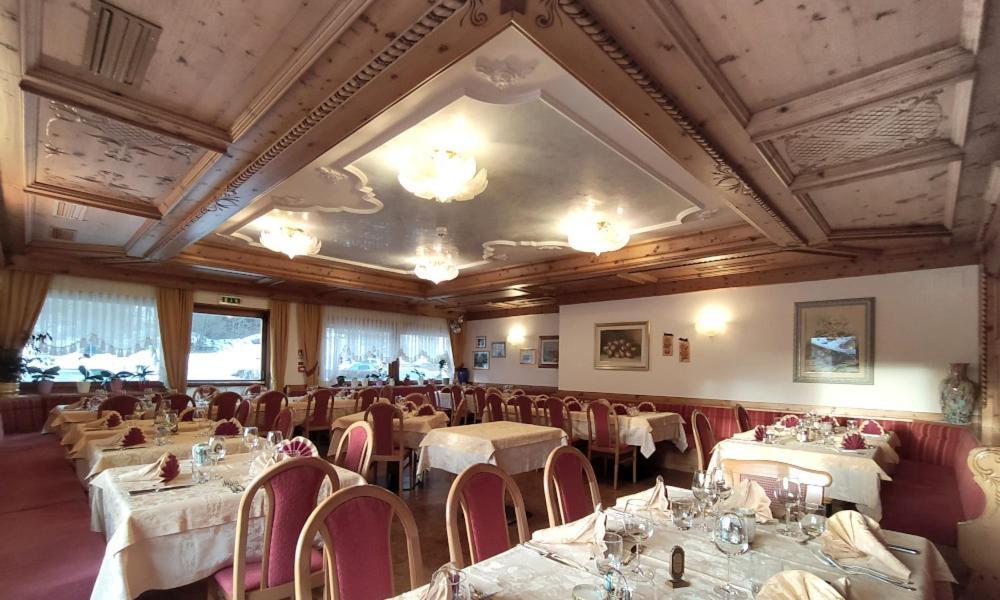 Hotel Flora Alpina กัมปีเตลโลดีฟัสซา ภายนอก รูปภาพ