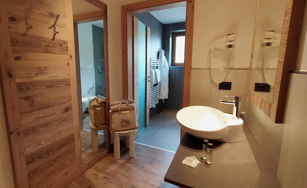 Hotel Flora Alpina กัมปีเตลโลดีฟัสซา ภายนอก รูปภาพ