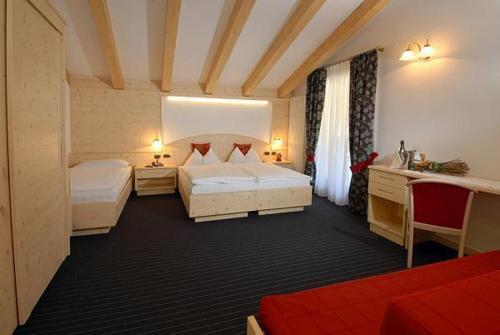 Hotel Flora Alpina กัมปีเตลโลดีฟัสซา ภายนอก รูปภาพ