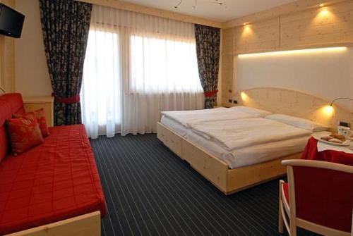 Hotel Flora Alpina กัมปีเตลโลดีฟัสซา ภายนอก รูปภาพ