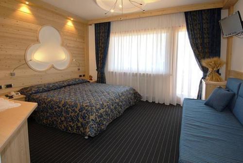 Hotel Flora Alpina กัมปีเตลโลดีฟัสซา ภายนอก รูปภาพ