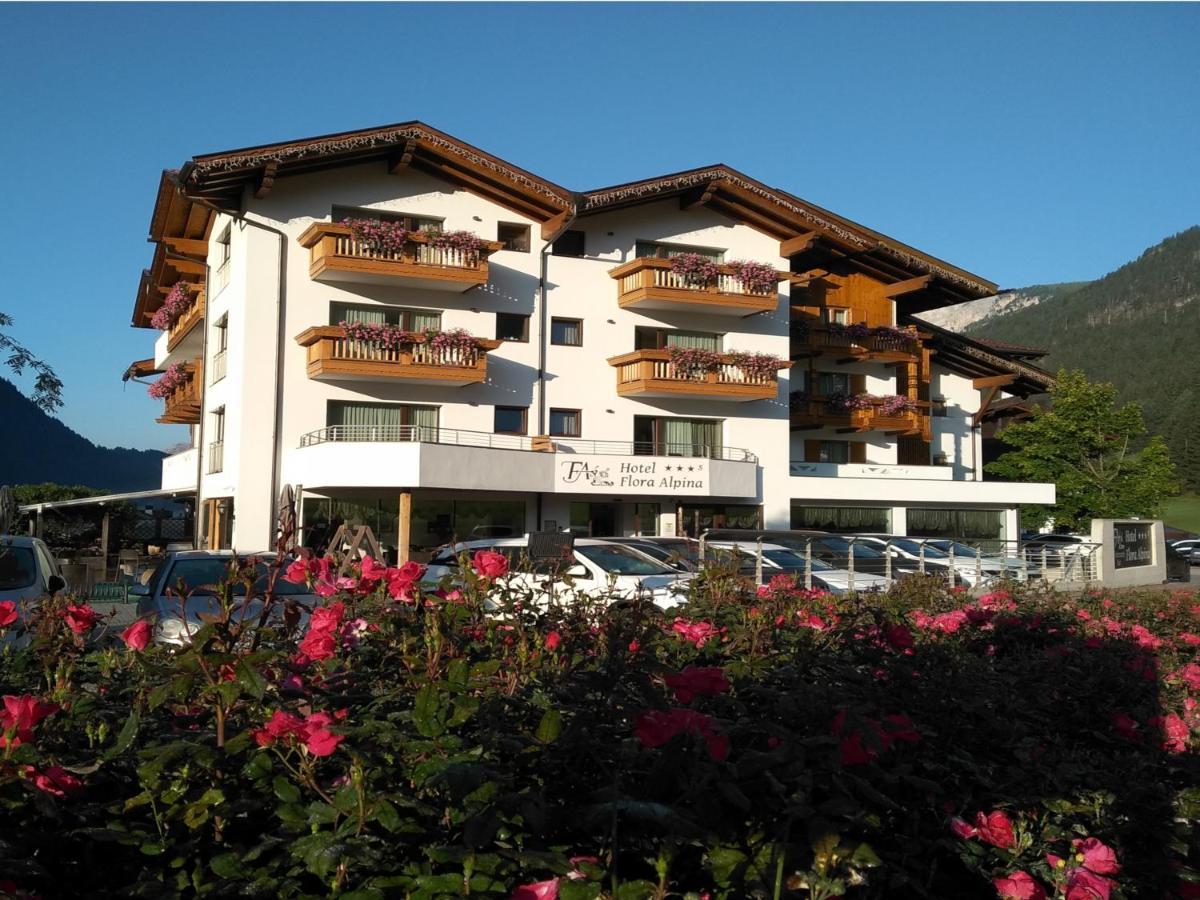 Hotel Flora Alpina กัมปีเตลโลดีฟัสซา ภายนอก รูปภาพ
