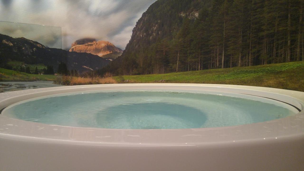 Hotel Flora Alpina กัมปีเตลโลดีฟัสซา ภายนอก รูปภาพ
