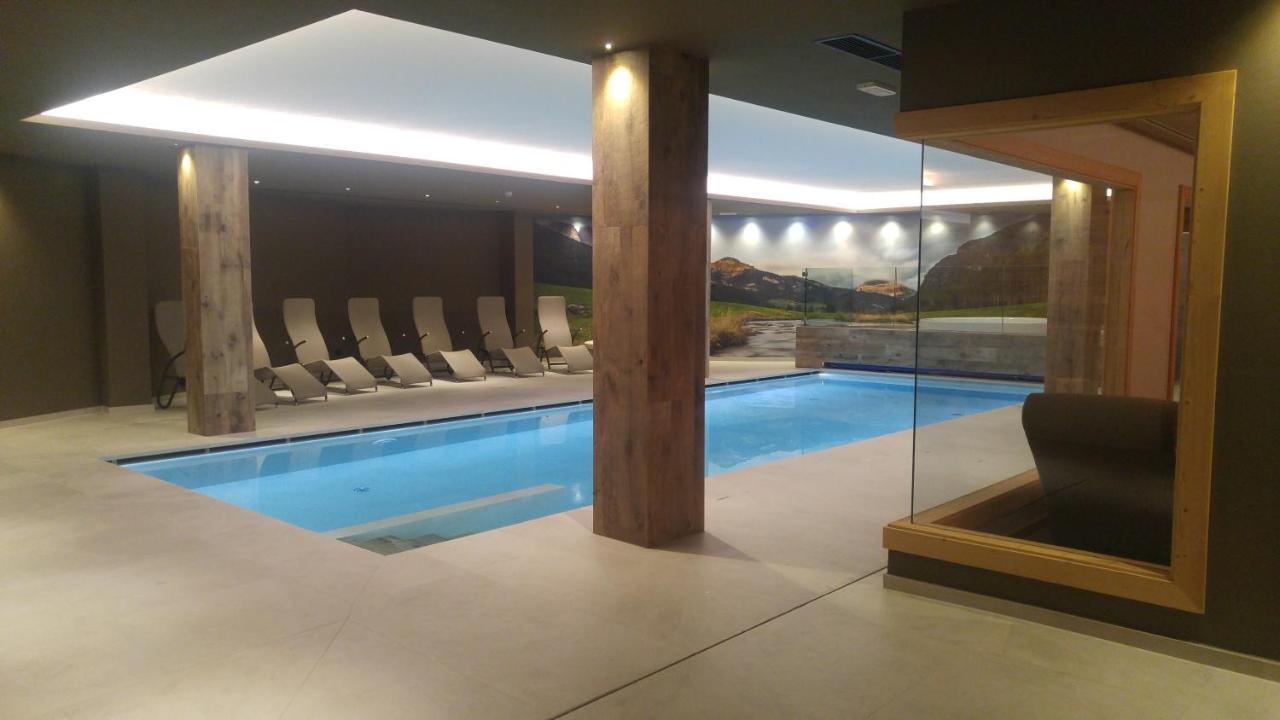 Hotel Flora Alpina กัมปีเตลโลดีฟัสซา ภายนอก รูปภาพ