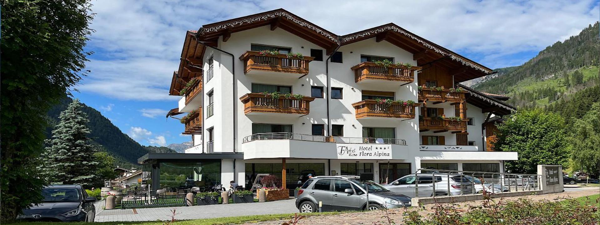 Hotel Flora Alpina กัมปีเตลโลดีฟัสซา ภายนอก รูปภาพ