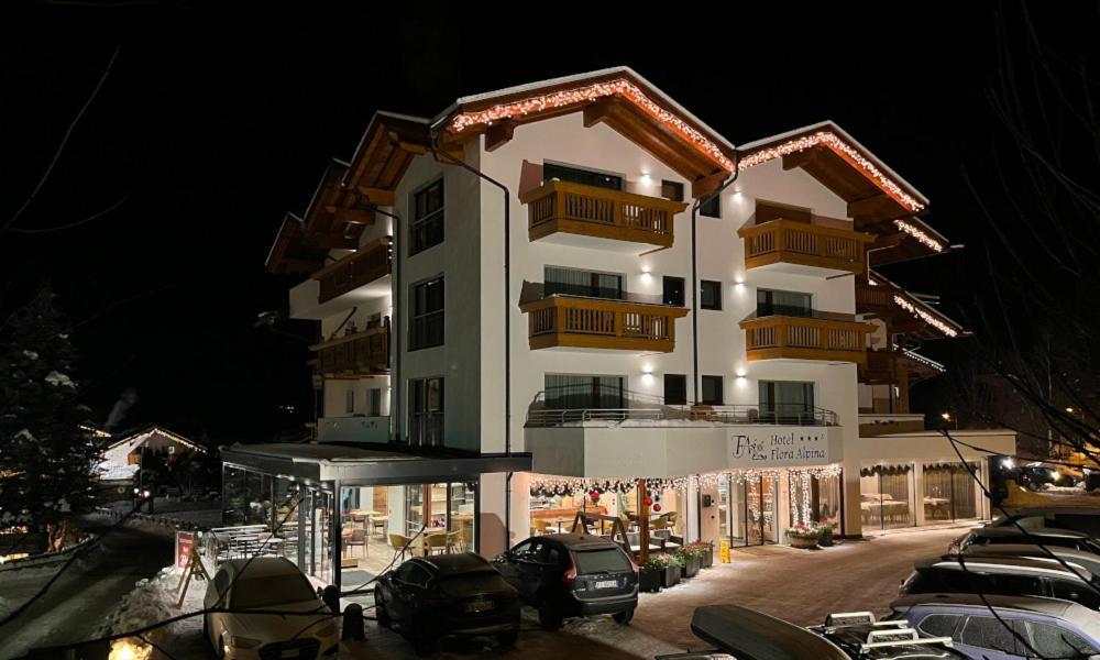 Hotel Flora Alpina กัมปีเตลโลดีฟัสซา ภายนอก รูปภาพ