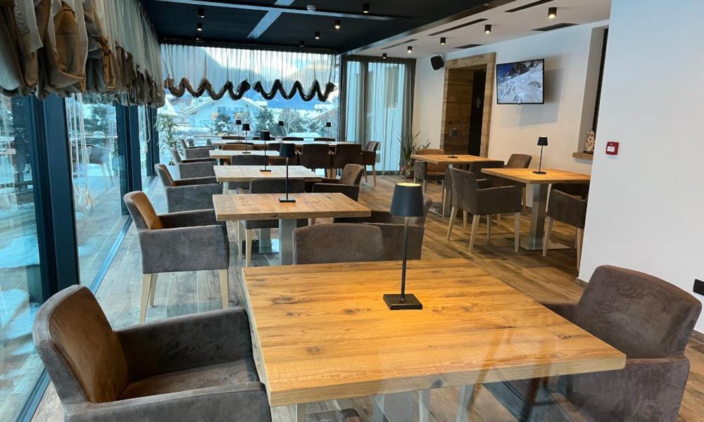 Hotel Flora Alpina กัมปีเตลโลดีฟัสซา ภายนอก รูปภาพ