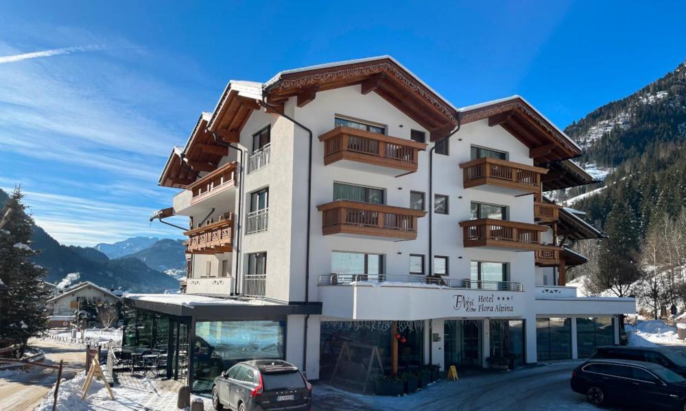 Hotel Flora Alpina กัมปีเตลโลดีฟัสซา ภายนอก รูปภาพ