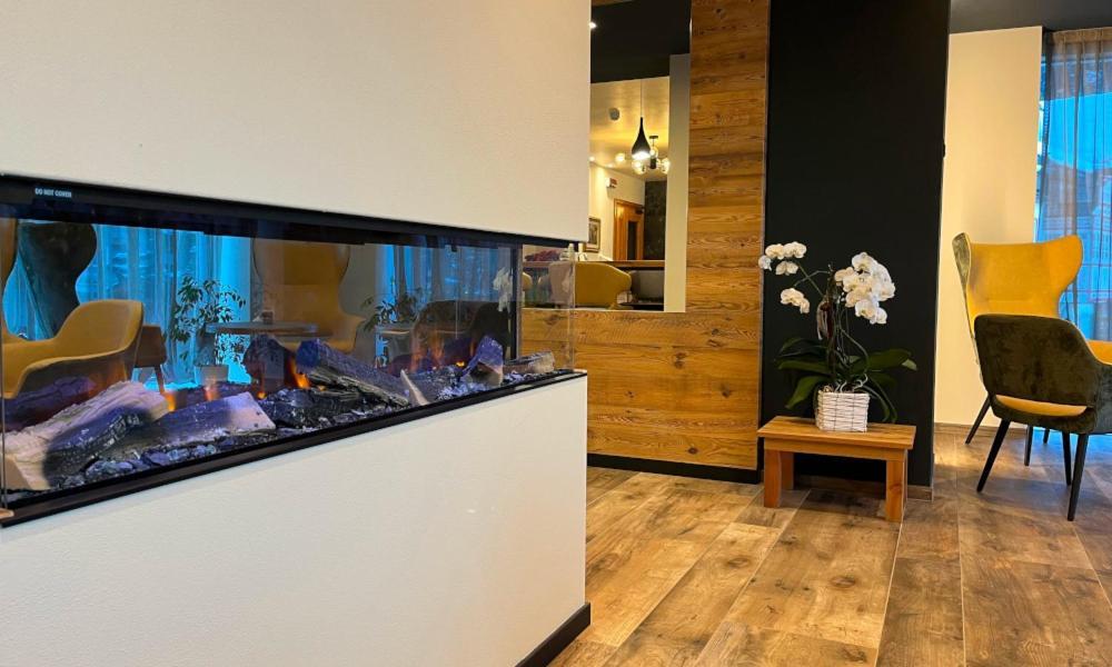 Hotel Flora Alpina กัมปีเตลโลดีฟัสซา ภายนอก รูปภาพ