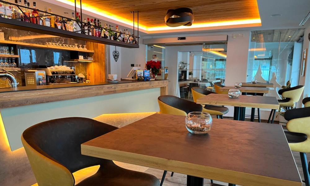 Hotel Flora Alpina กัมปีเตลโลดีฟัสซา ภายนอก รูปภาพ