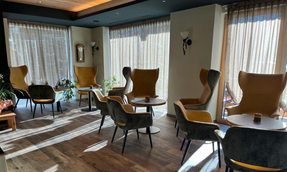 Hotel Flora Alpina กัมปีเตลโลดีฟัสซา ภายนอก รูปภาพ