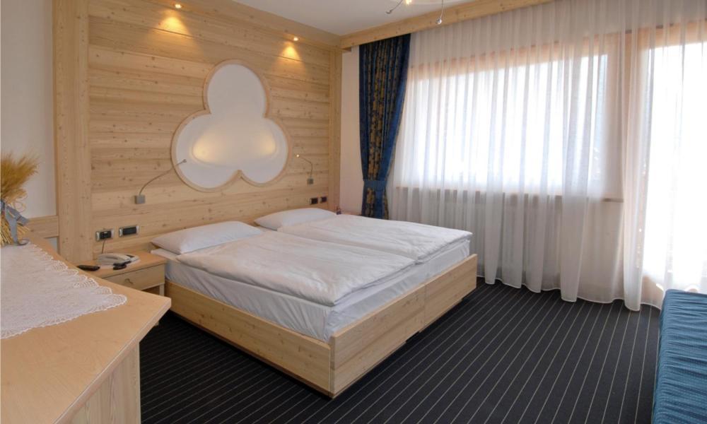 Hotel Flora Alpina กัมปีเตลโลดีฟัสซา ภายนอก รูปภาพ