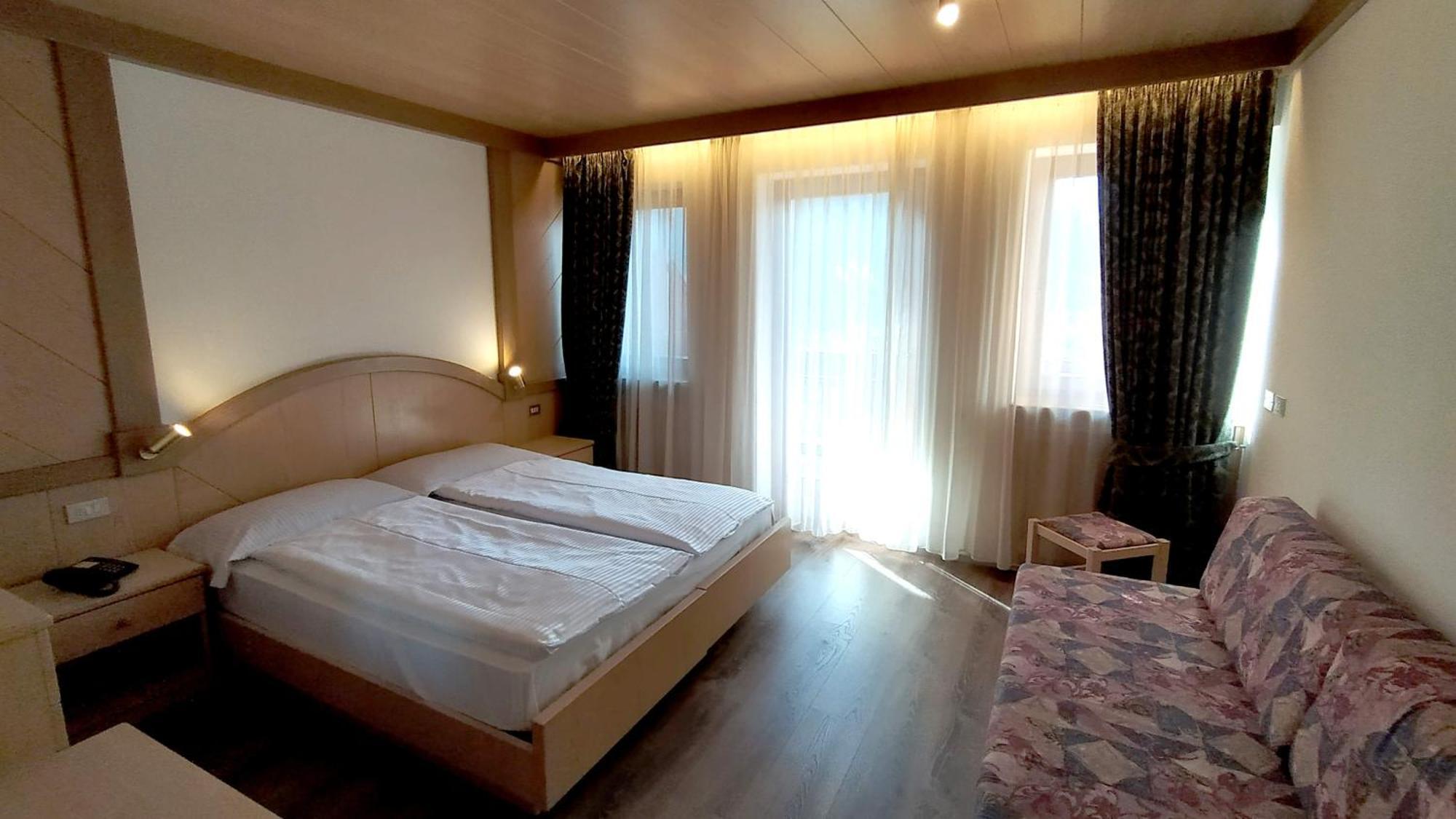 Hotel Flora Alpina กัมปีเตลโลดีฟัสซา ภายนอก รูปภาพ