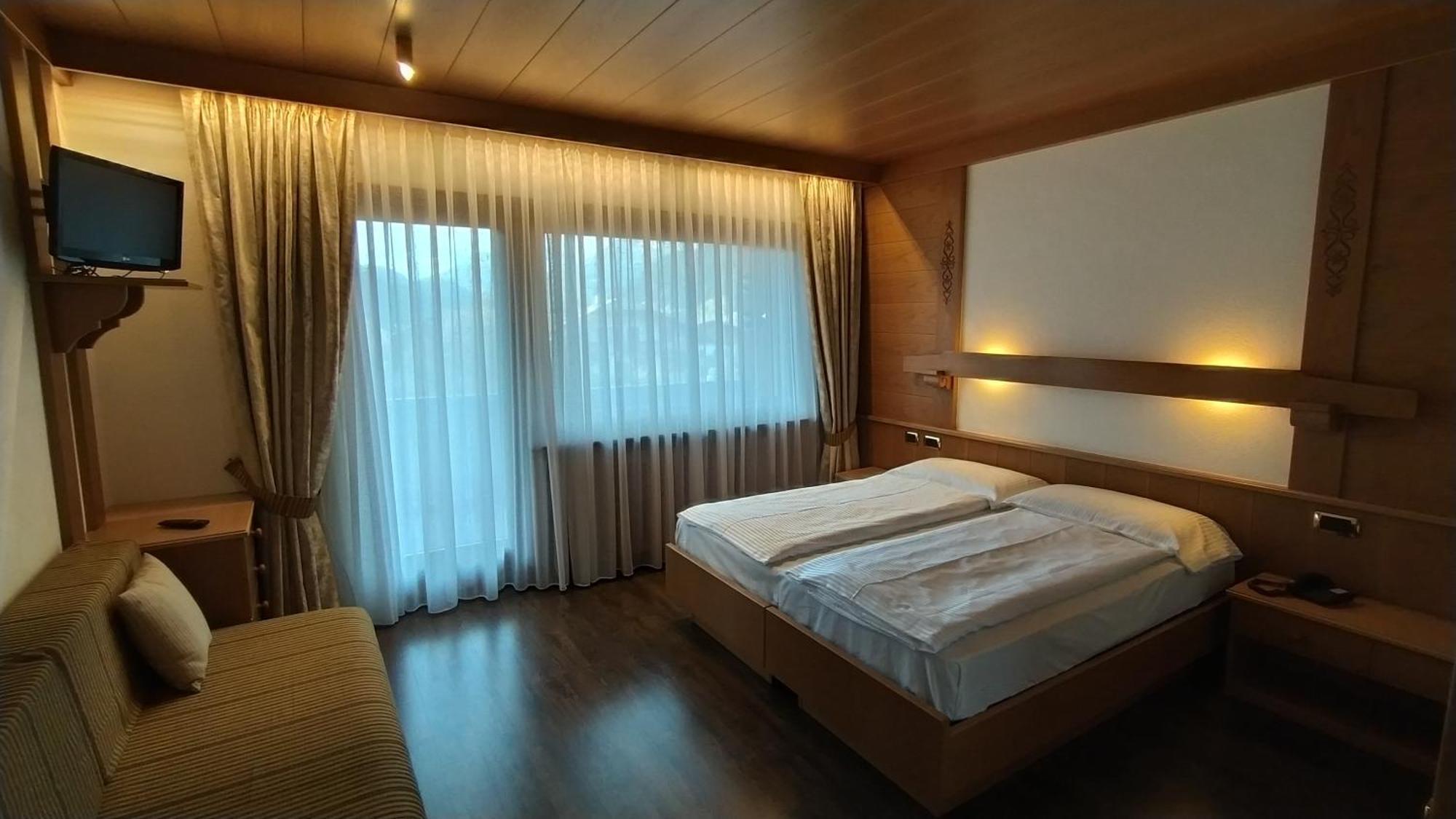 Hotel Flora Alpina กัมปีเตลโลดีฟัสซา ภายนอก รูปภาพ