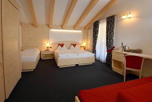Hotel Flora Alpina กัมปีเตลโลดีฟัสซา ห้อง รูปภาพ