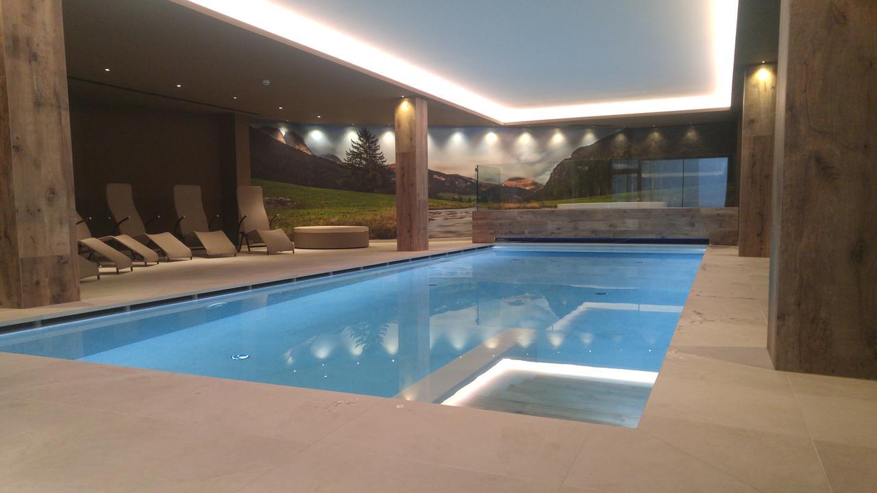 Hotel Flora Alpina กัมปีเตลโลดีฟัสซา ภายนอก รูปภาพ