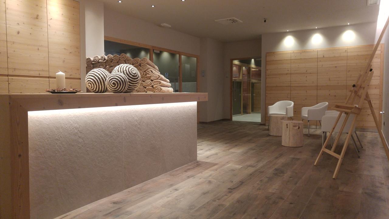 Hotel Flora Alpina กัมปีเตลโลดีฟัสซา ภายนอก รูปภาพ