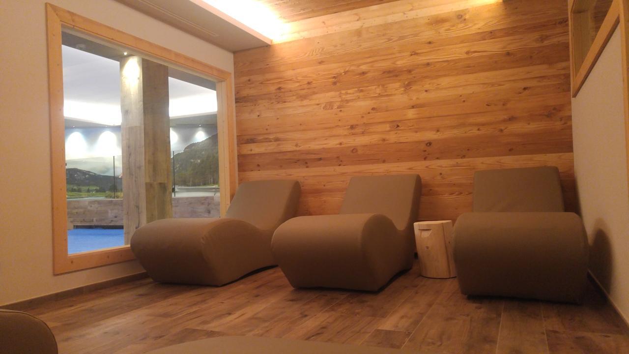 Hotel Flora Alpina กัมปีเตลโลดีฟัสซา ภายนอก รูปภาพ