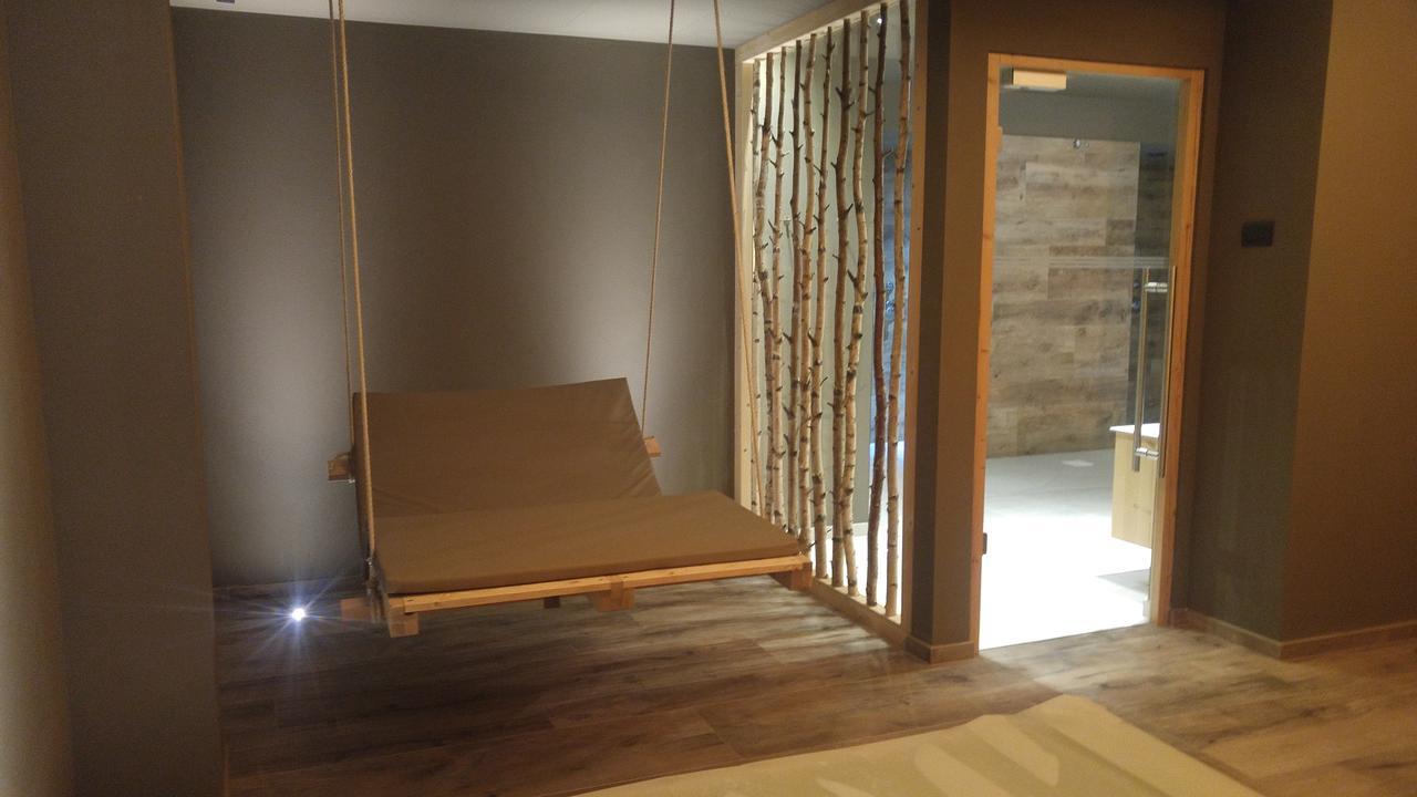 Hotel Flora Alpina กัมปีเตลโลดีฟัสซา ภายนอก รูปภาพ