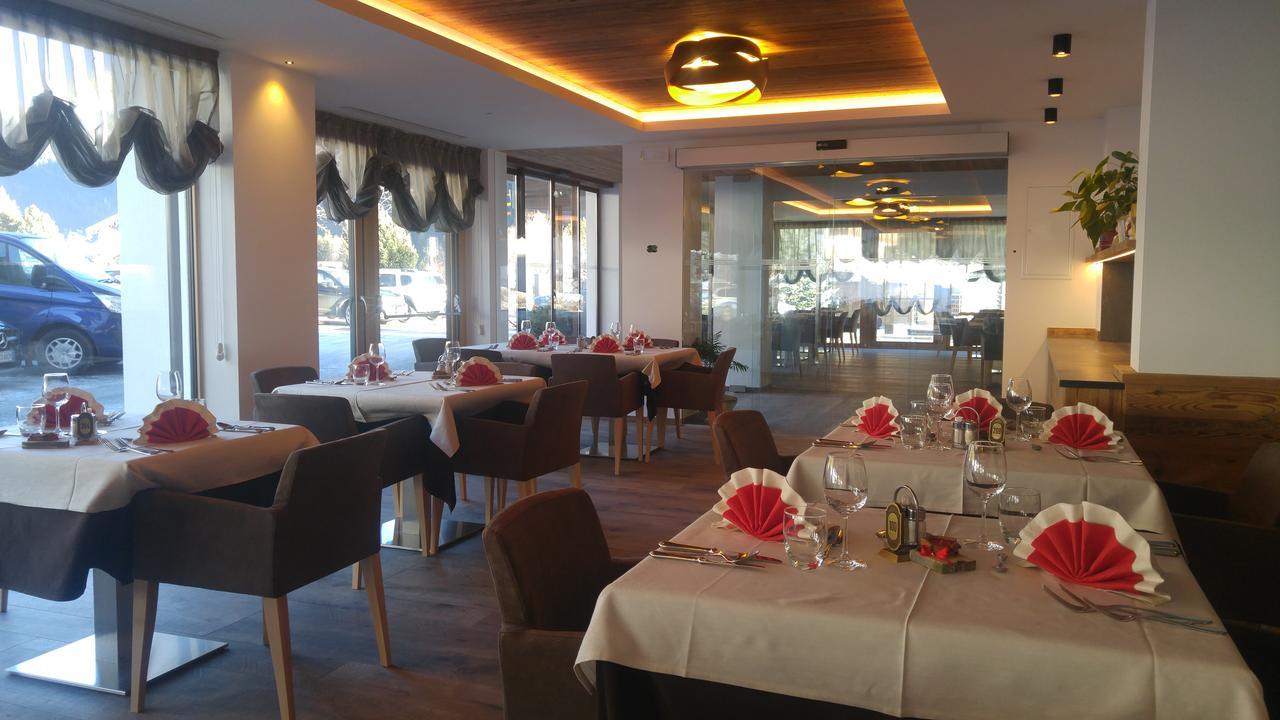 Hotel Flora Alpina กัมปีเตลโลดีฟัสซา ภายนอก รูปภาพ