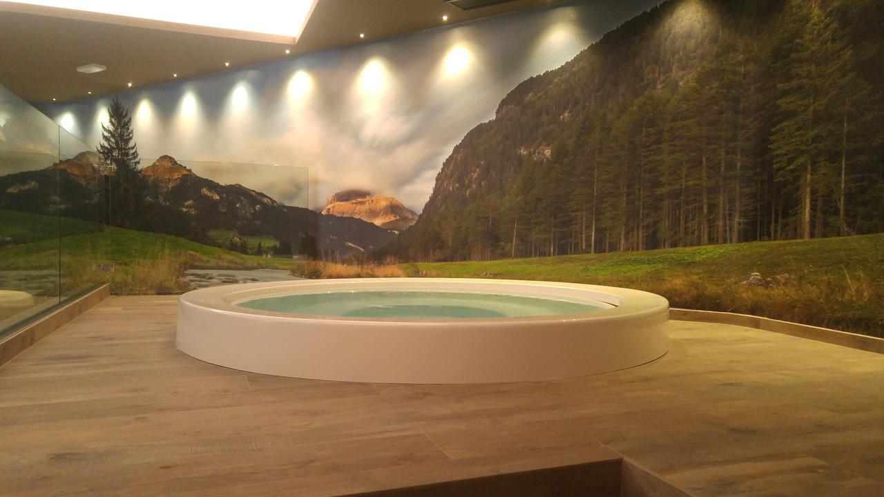 Hotel Flora Alpina กัมปีเตลโลดีฟัสซา ภายนอก รูปภาพ