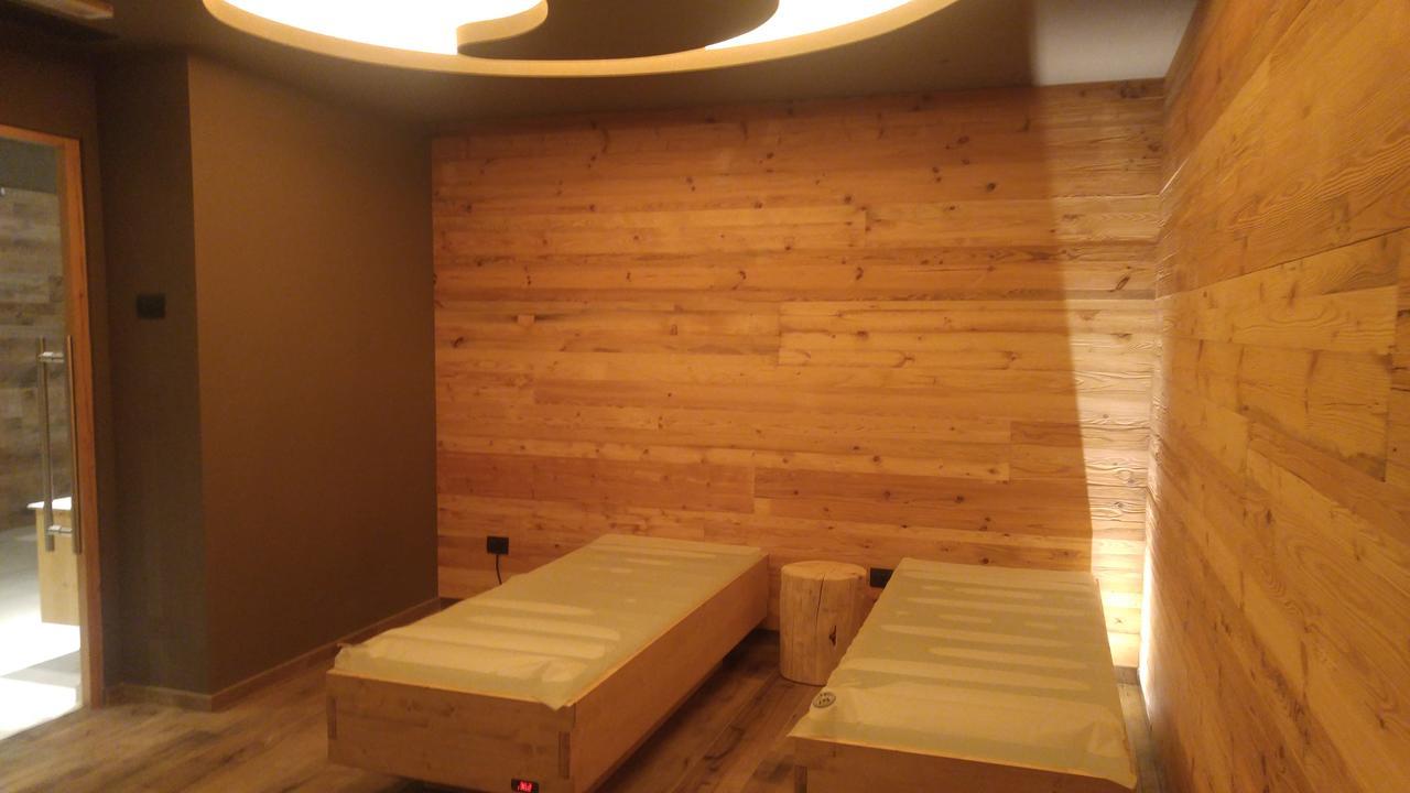 Hotel Flora Alpina กัมปีเตลโลดีฟัสซา ภายนอก รูปภาพ